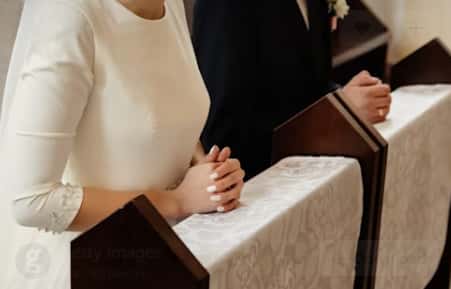 Couples are praying for the wedding anniversary